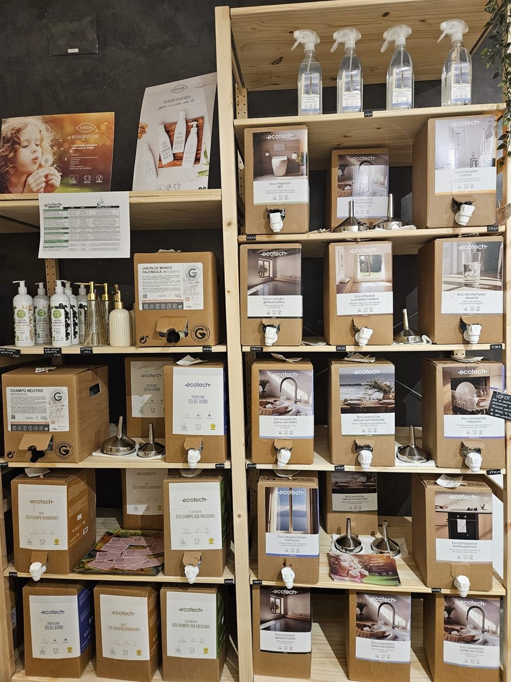 Estantería de productos ecológicos a granel con grifo dosificador, en Alkimia Korre 40
