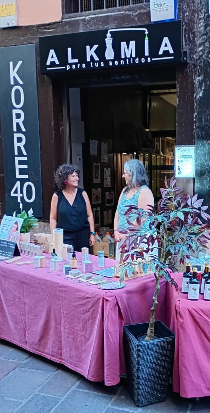 Inma y su socia en la puerta de Alkimia Korre 40, en el casco histórico de Vitoria-Gasteiz